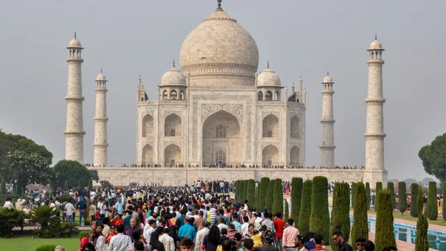 up-water-leakage-witnessed-in-main-dome-of-taj-mahal-after-incessant-rain-in-agra-watch